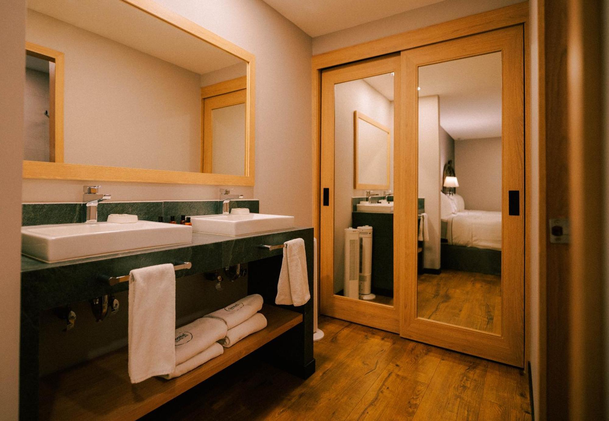 Canada & Rooftop Hotel 4*