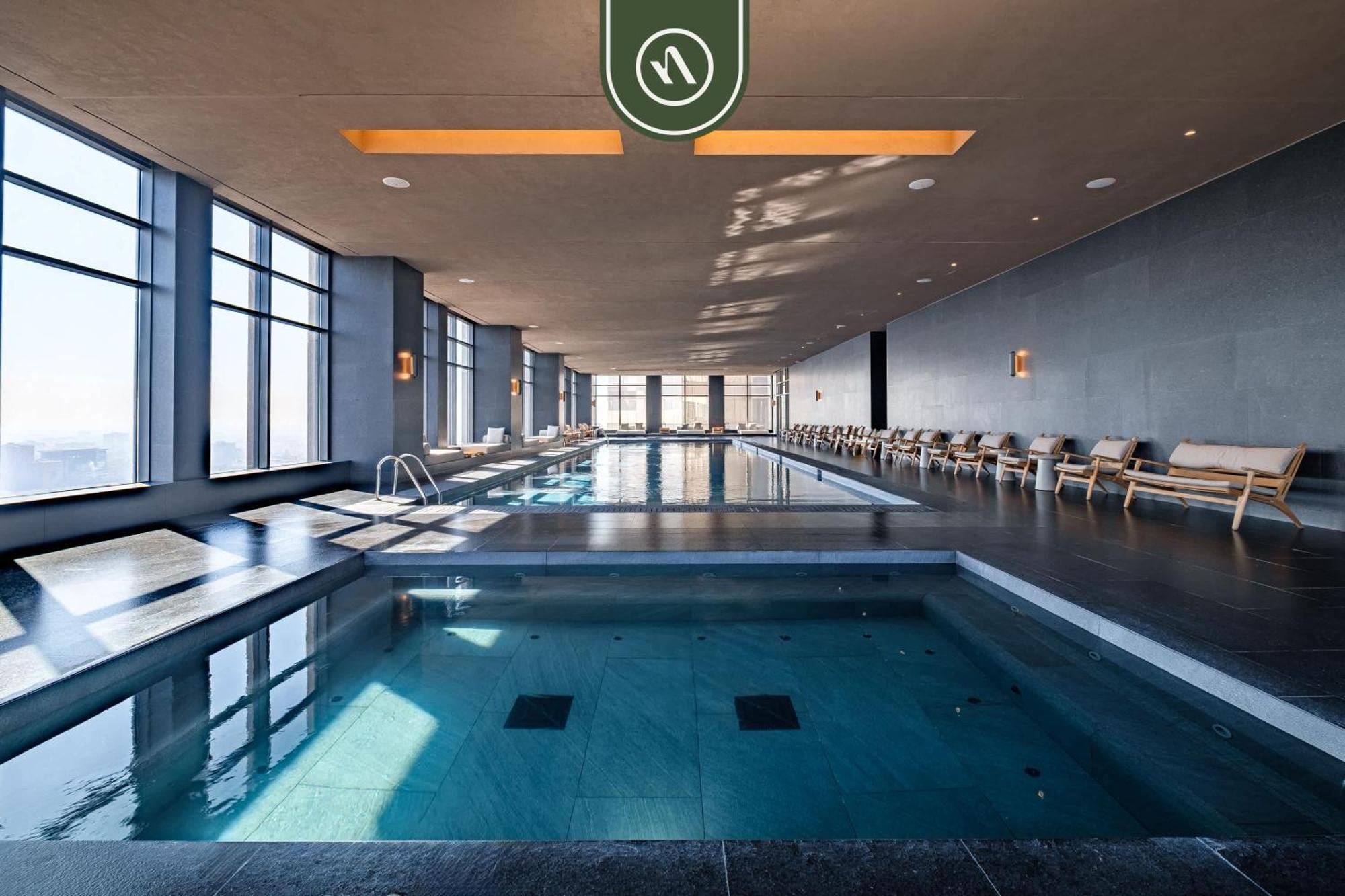 Luxury - Revolution Monument View - Gym