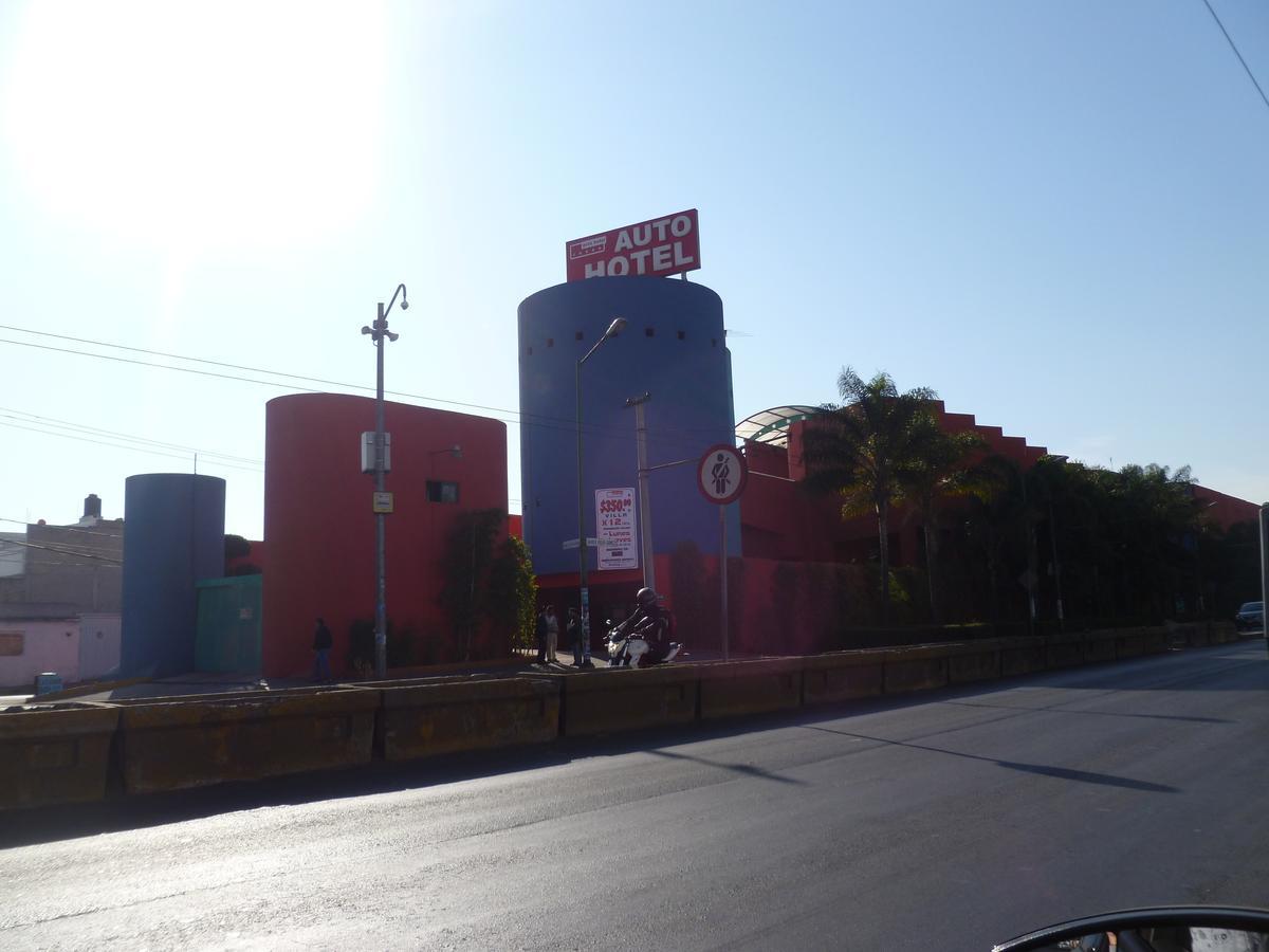 Auto Rosso Love hotel *