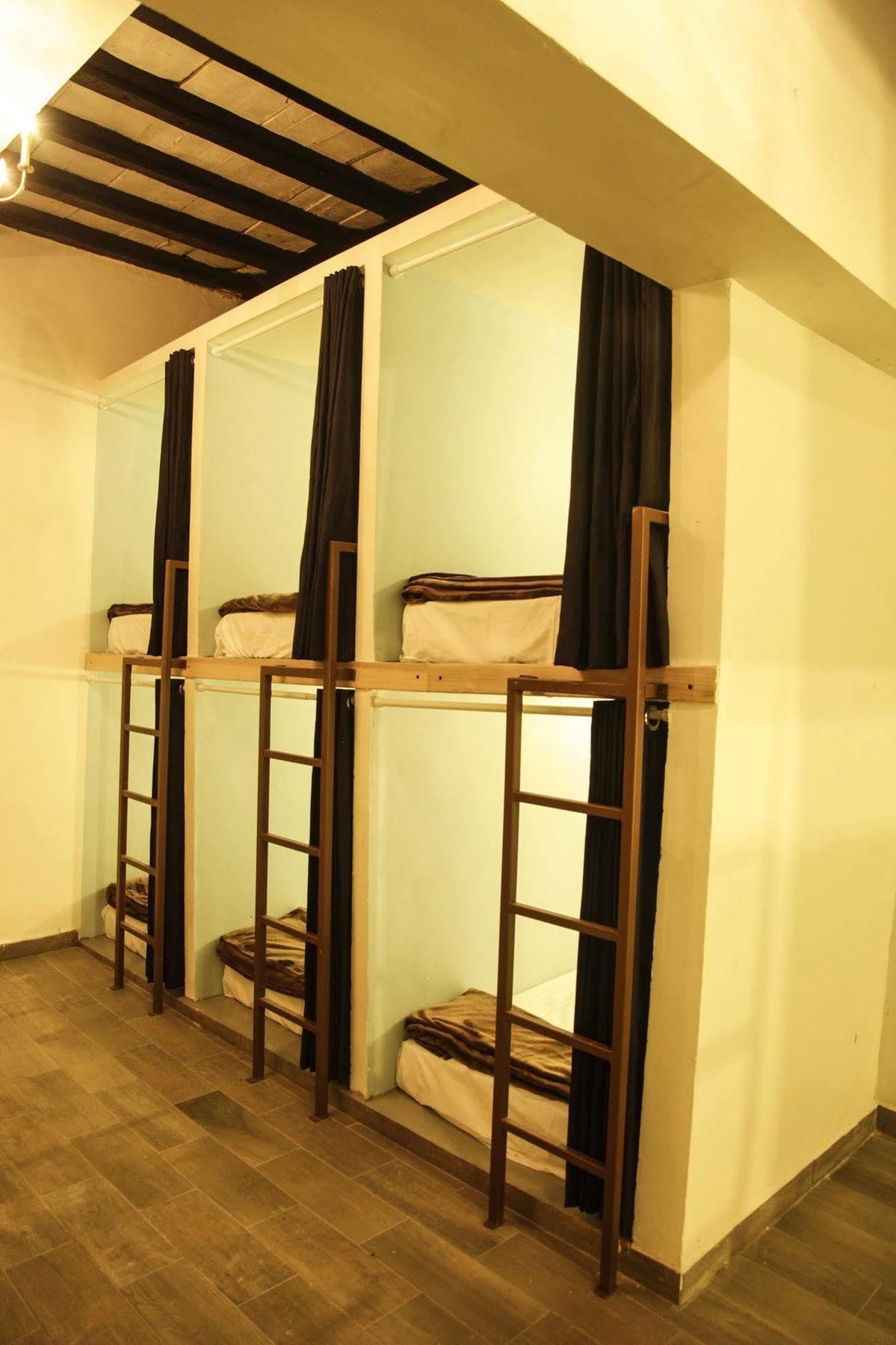 Capsule Hostel *