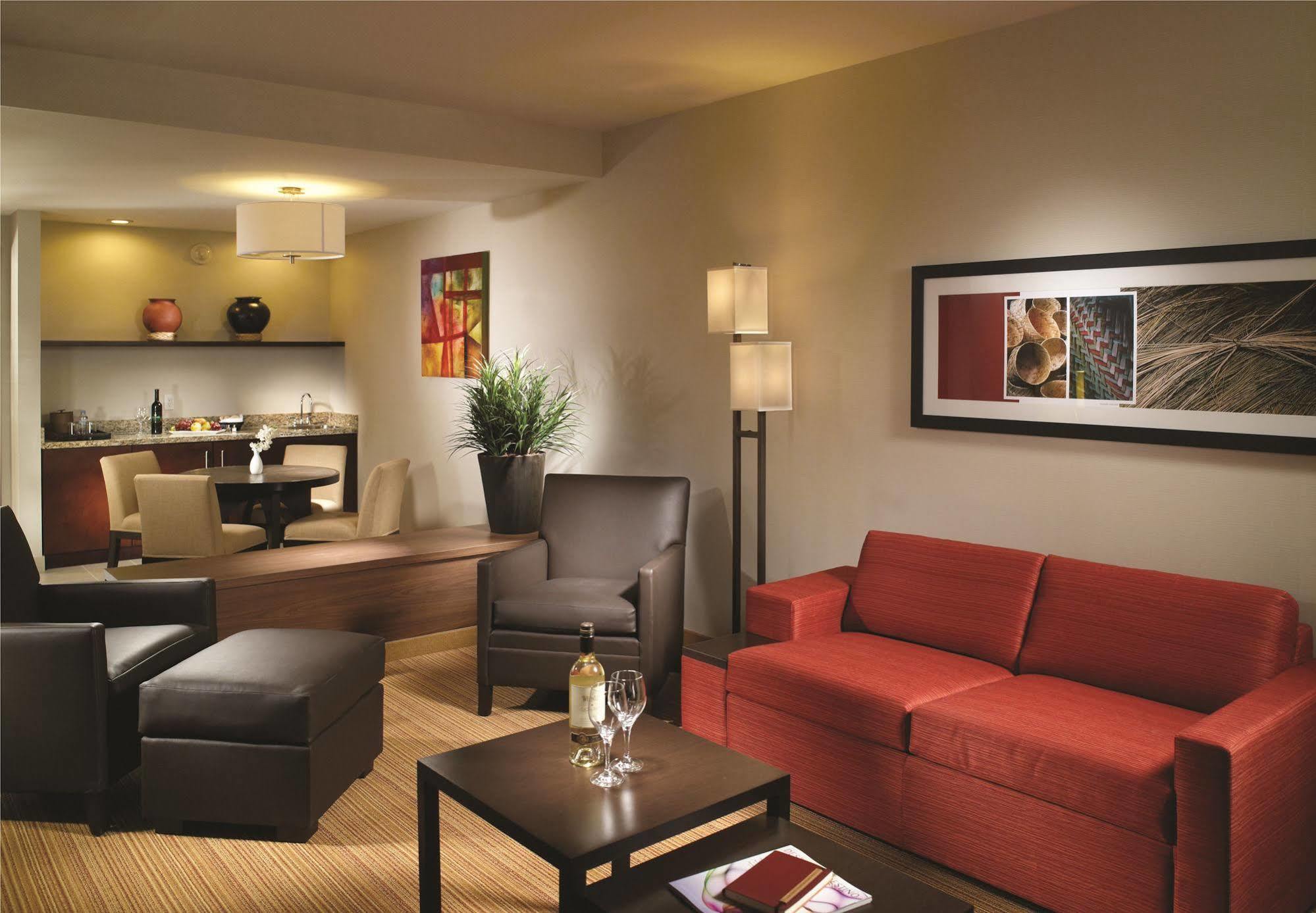 Courtyard By Marriott Airport