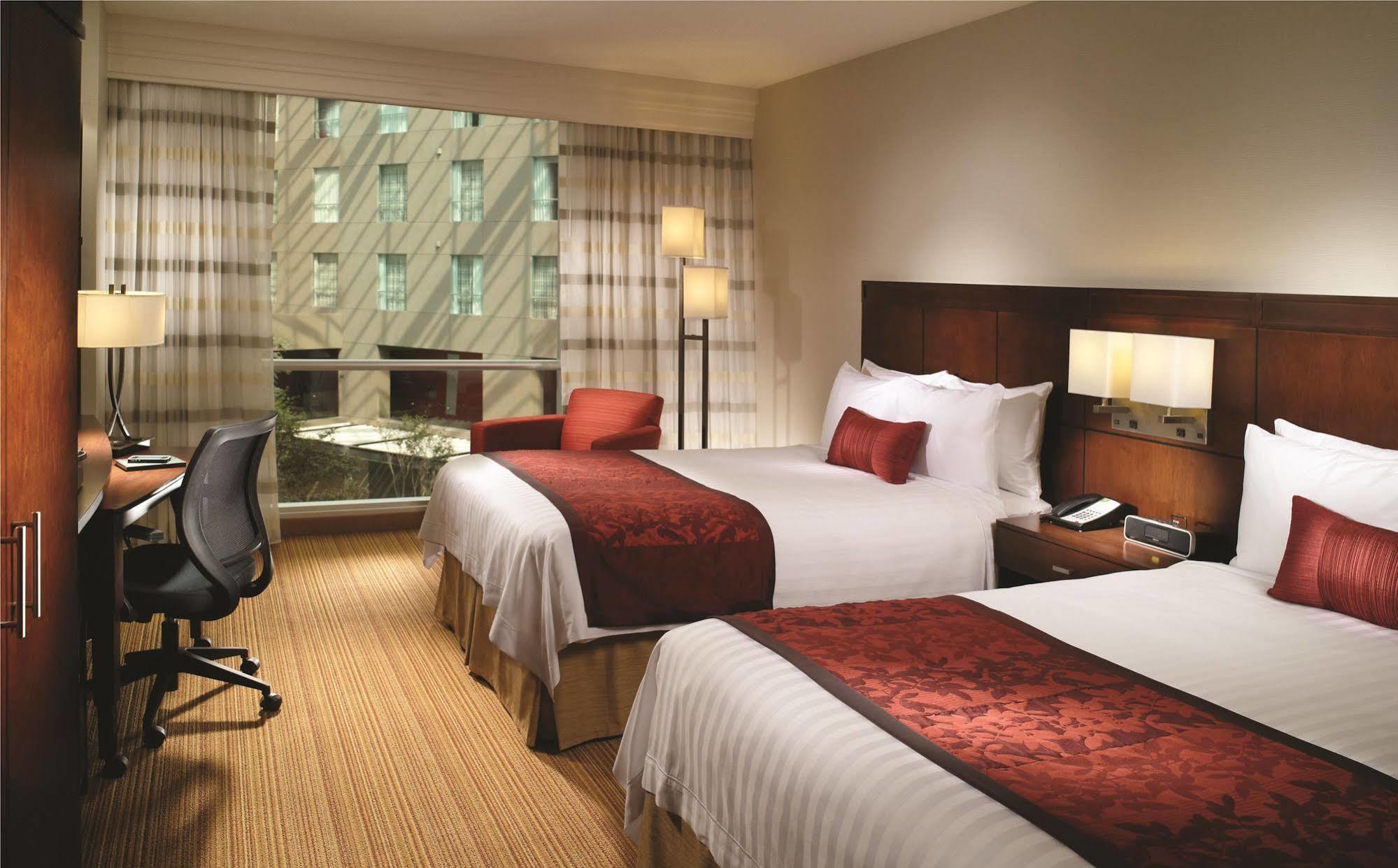 Courtyard By Marriott Airport