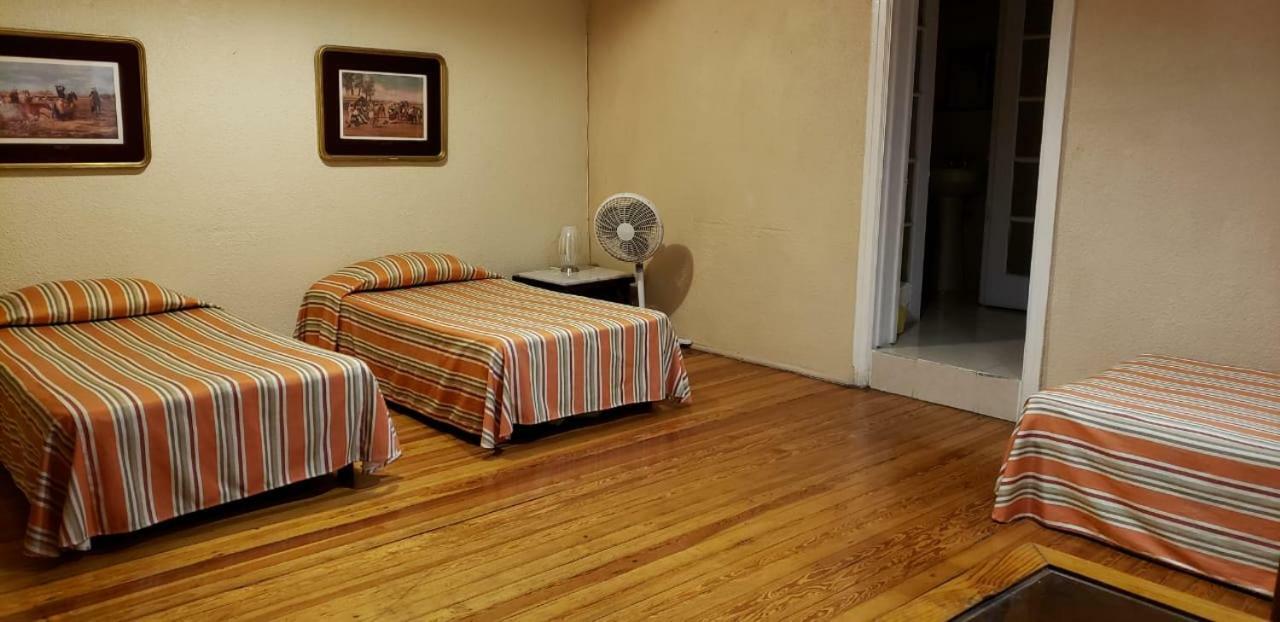 Anys Hostal Guest house 2*