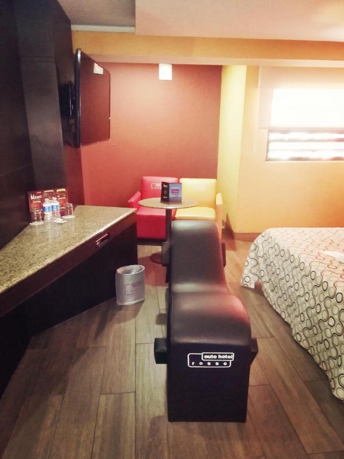 Love hotel Auto Rosso