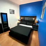 Roomies Hostel - World Trade Center