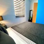 Roomies Hostel - World Trade Center