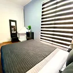 Roomies Hostel - World Trade Center