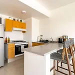 D402 - 2Br - 2Bth