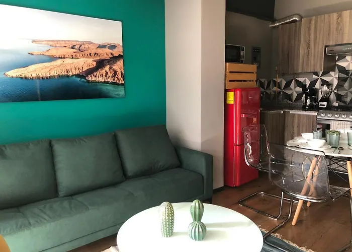 Gran Ubicacion Con Balcon A Una Cuadra Del Angel