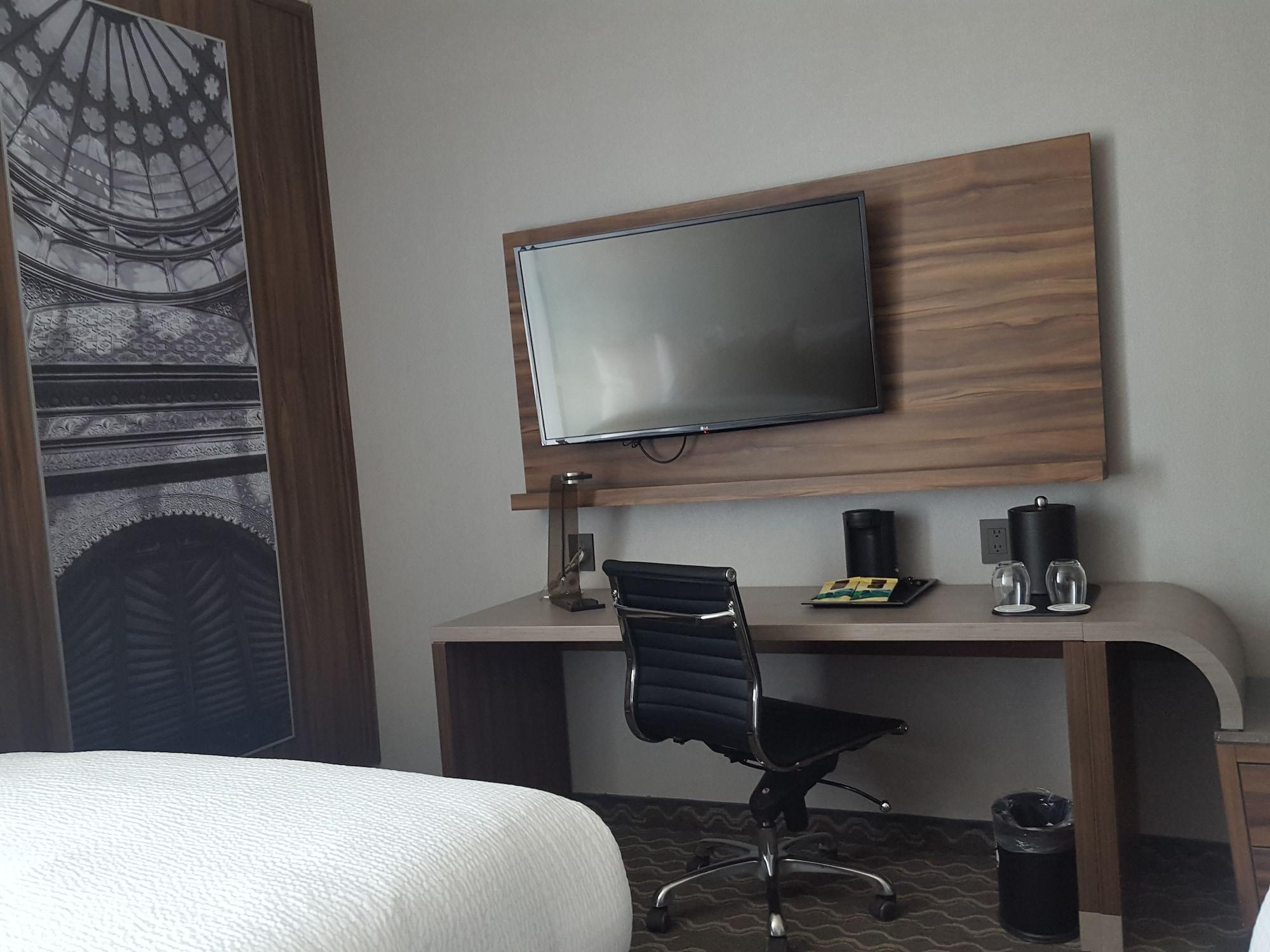 Courtyard By Marriott Toreo Hotel
