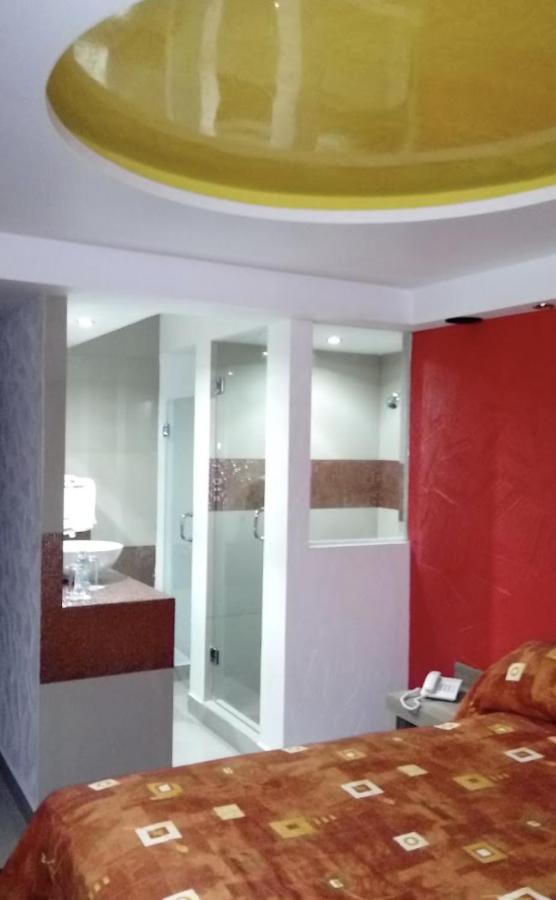 Rossel Plaza Hotel *