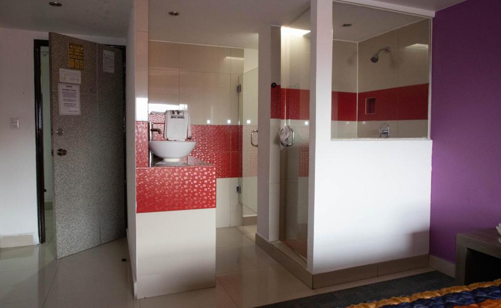 Rossel Plaza Hotel *