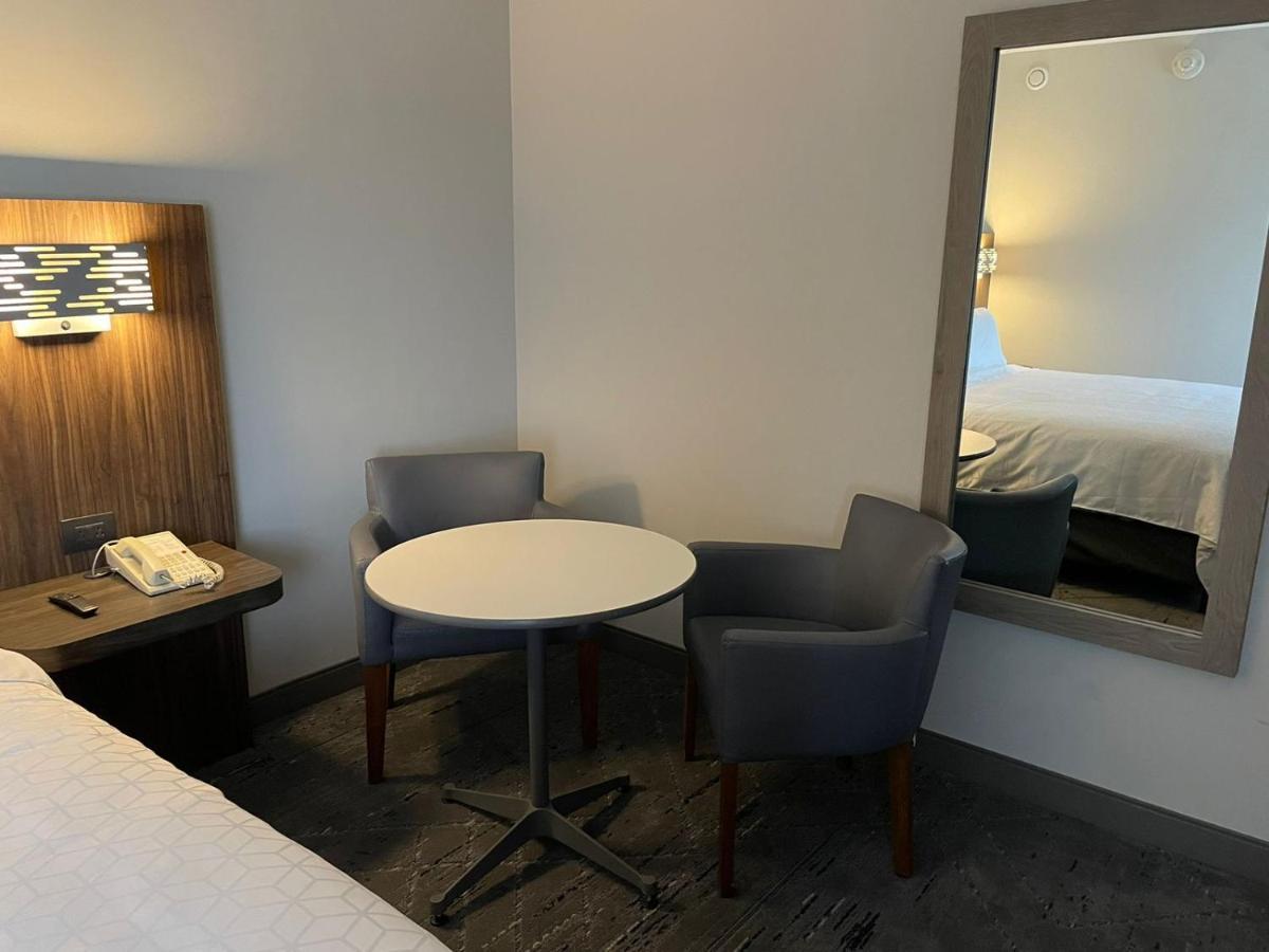 Hotel Express Satelite By Ihg 4*