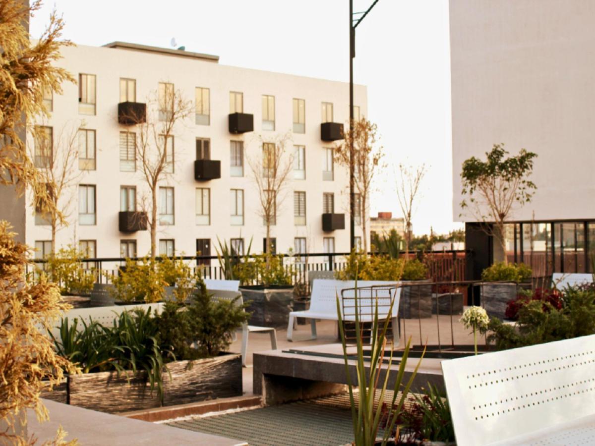 Private In City: 2b 2b Apartment *