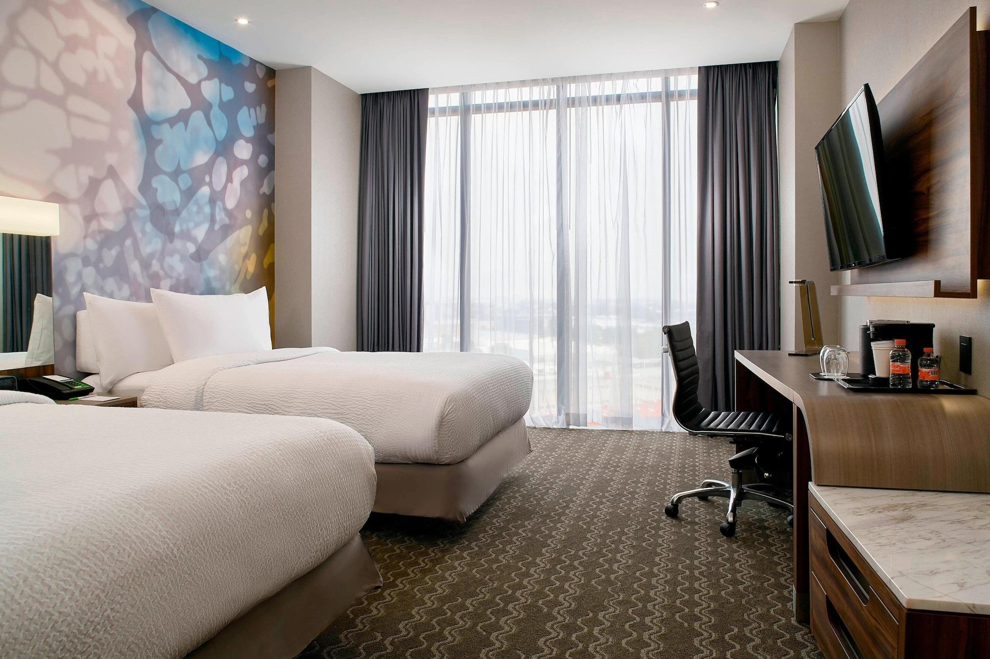 Courtyard By Marriott Toreo Mexico City