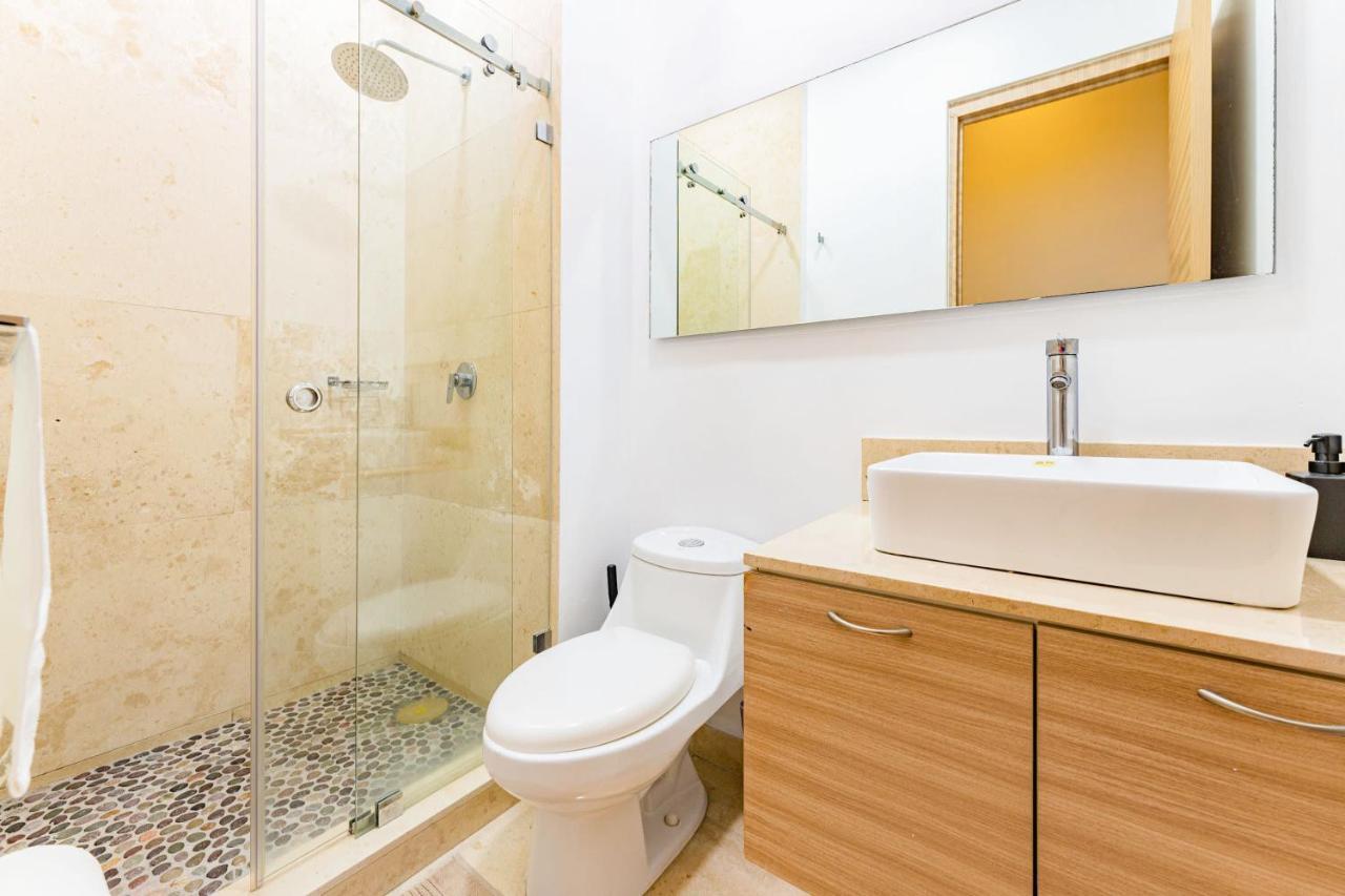 New Perfect Location 24 Security Free Parking Holiday home