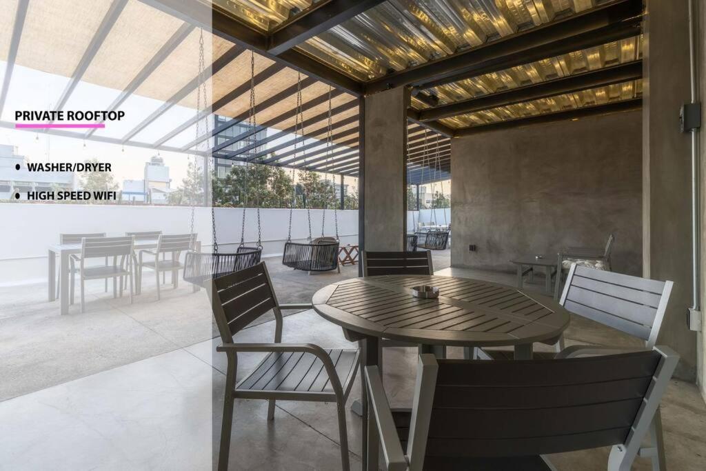 L301 1bdrm 1bath Fits 6 Ac Rooftop Views *