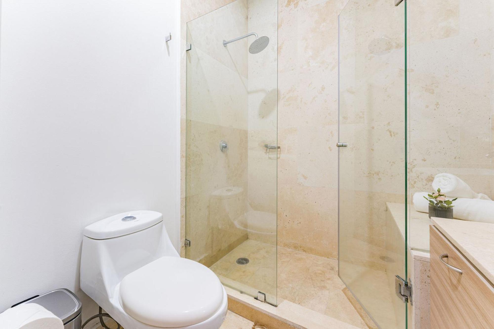 New Perfect Location 24 Security Free Parking Holiday home