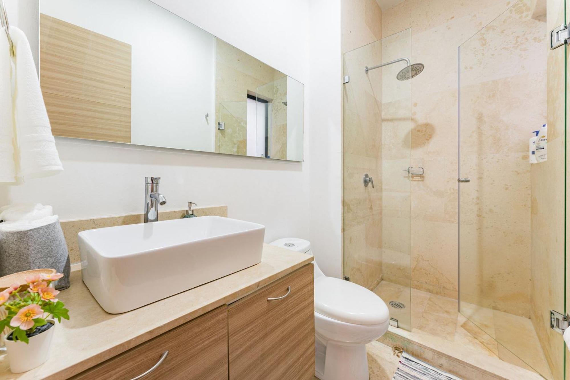 New Perfect Location 24 Security Free Parking Holiday home