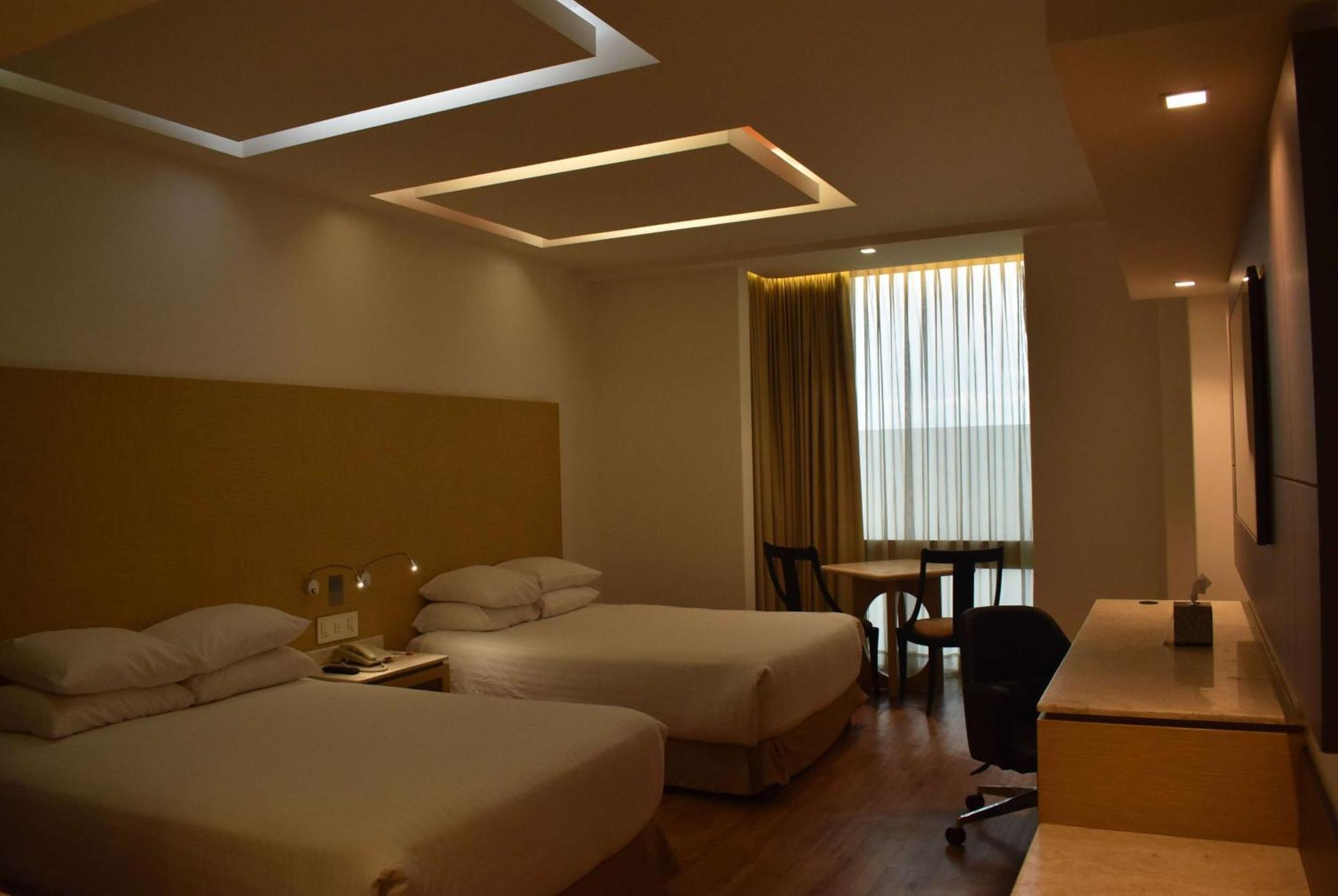 Ramada By Wyndham Santa Fe Hotel