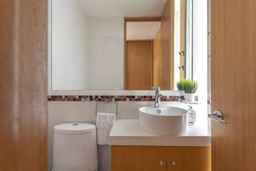 Cozy 2br 2-floor Wi-fi 500mbps Air-conditioning Pool Gym Condesa Apartment *
