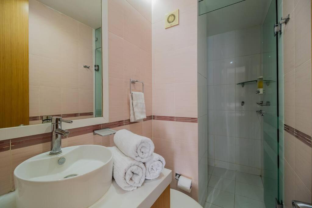 Cozy 2br 2-floor Wi-fi 500mbps Air-conditioning Pool Gym Condesa *