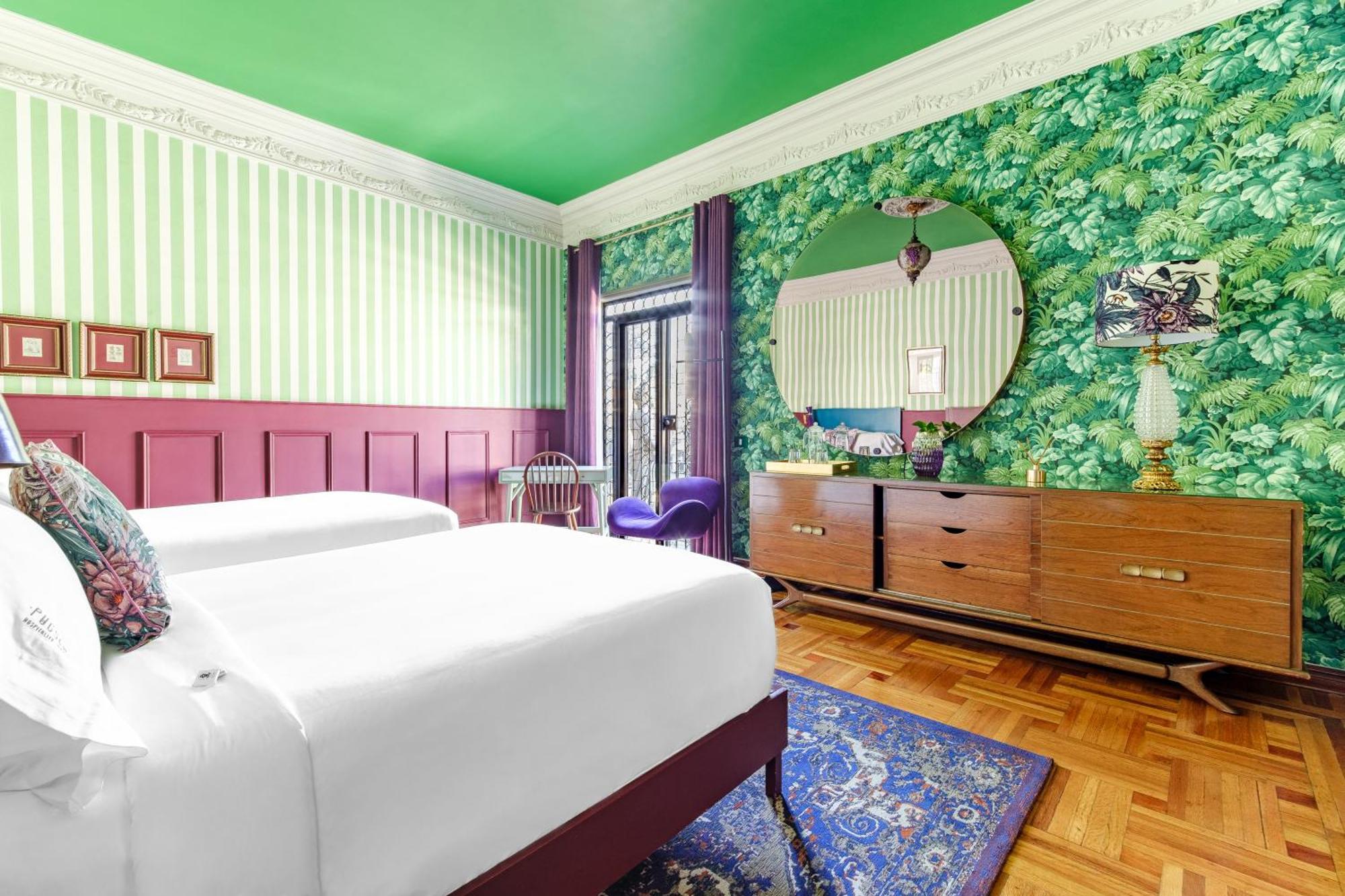 Hotel Pug Seal Polanco Anatole France 5*