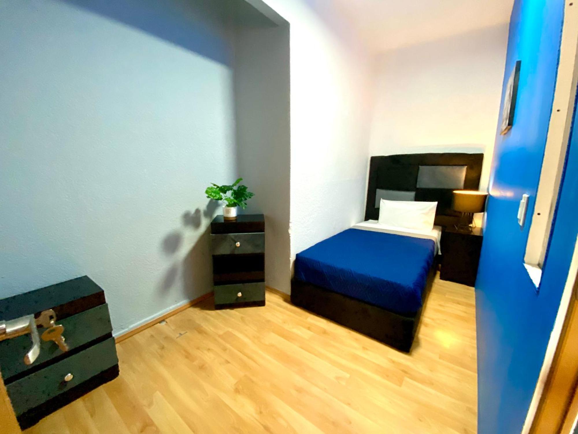 Guest house Roomies - World Trade Center *