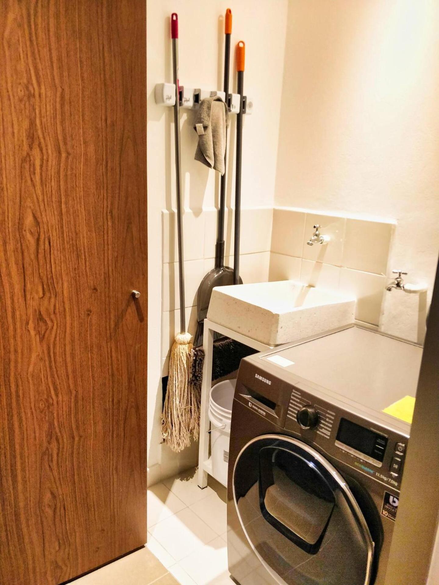 Apartment Two Beautiful 1 Bedroom Apts, 2 Floors Hs Wifi!