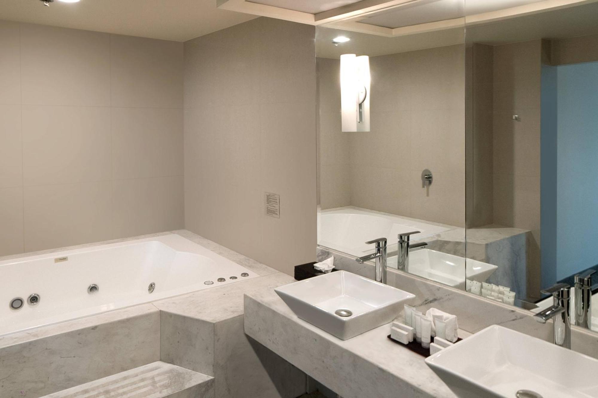 Courtyard By Marriott Mexico Revolucion Hotel 4*
