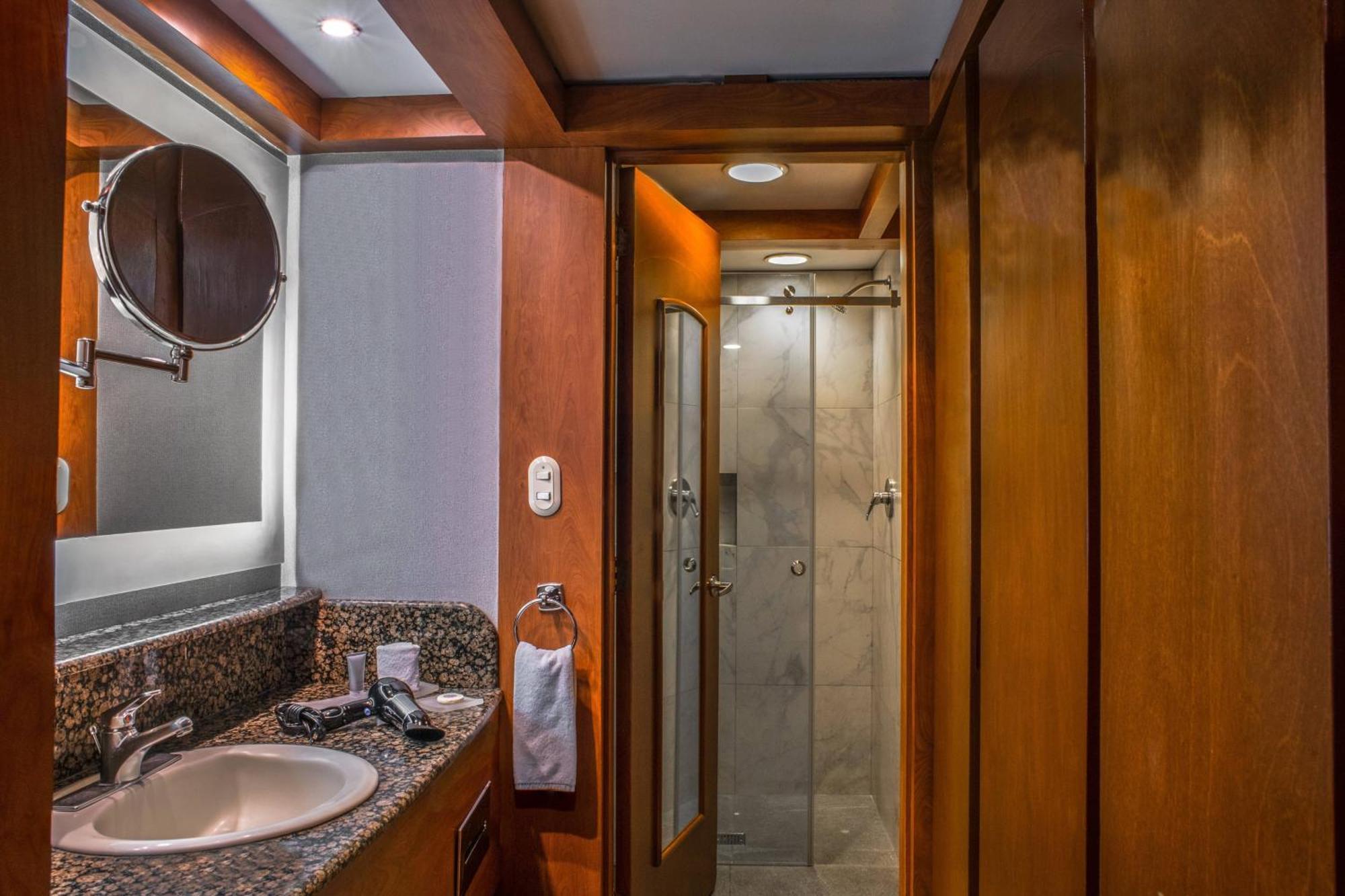 Courtyard By Marriott Mexico Revolucion Hotel 4*