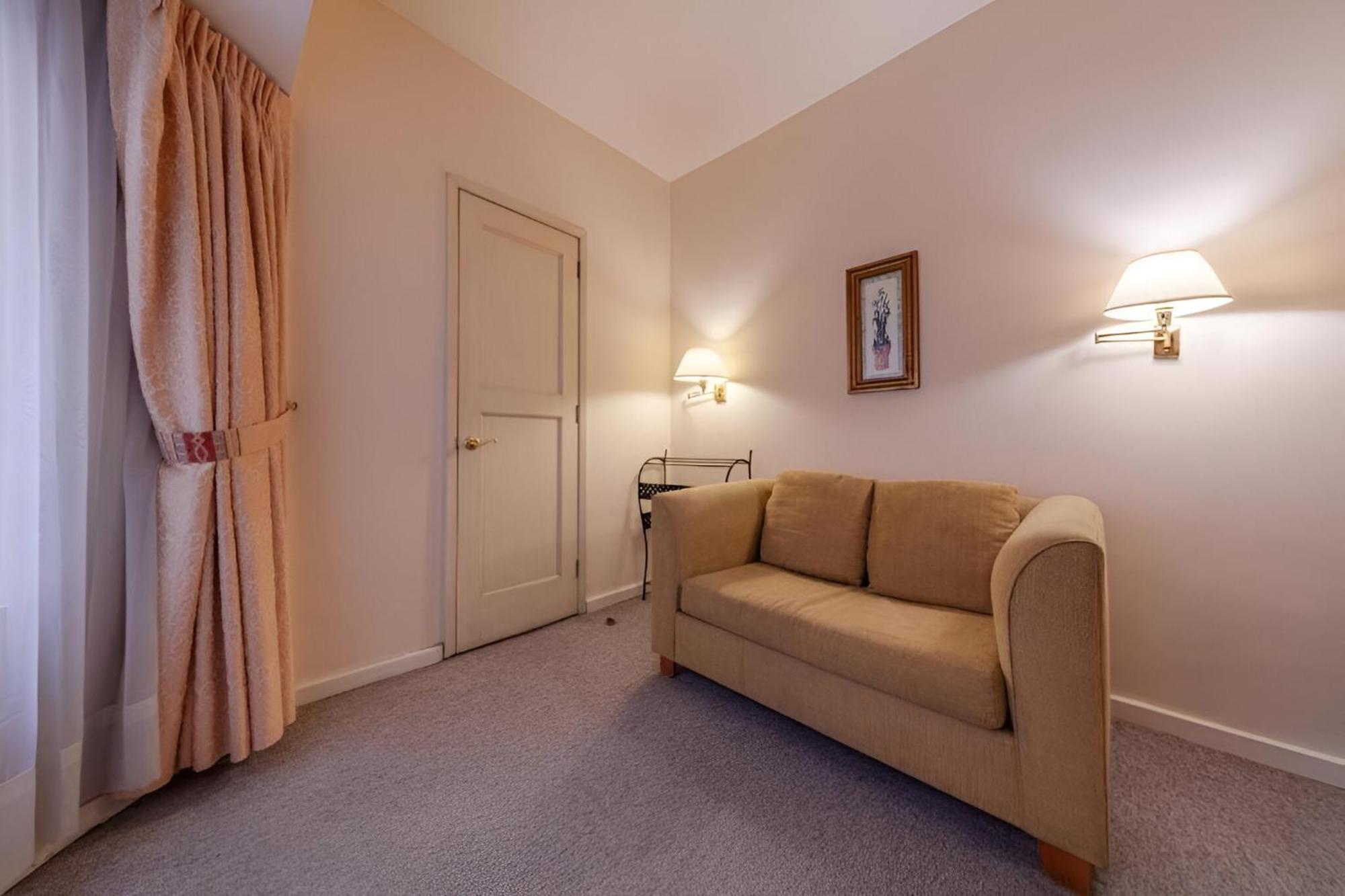 Newton Apartment *