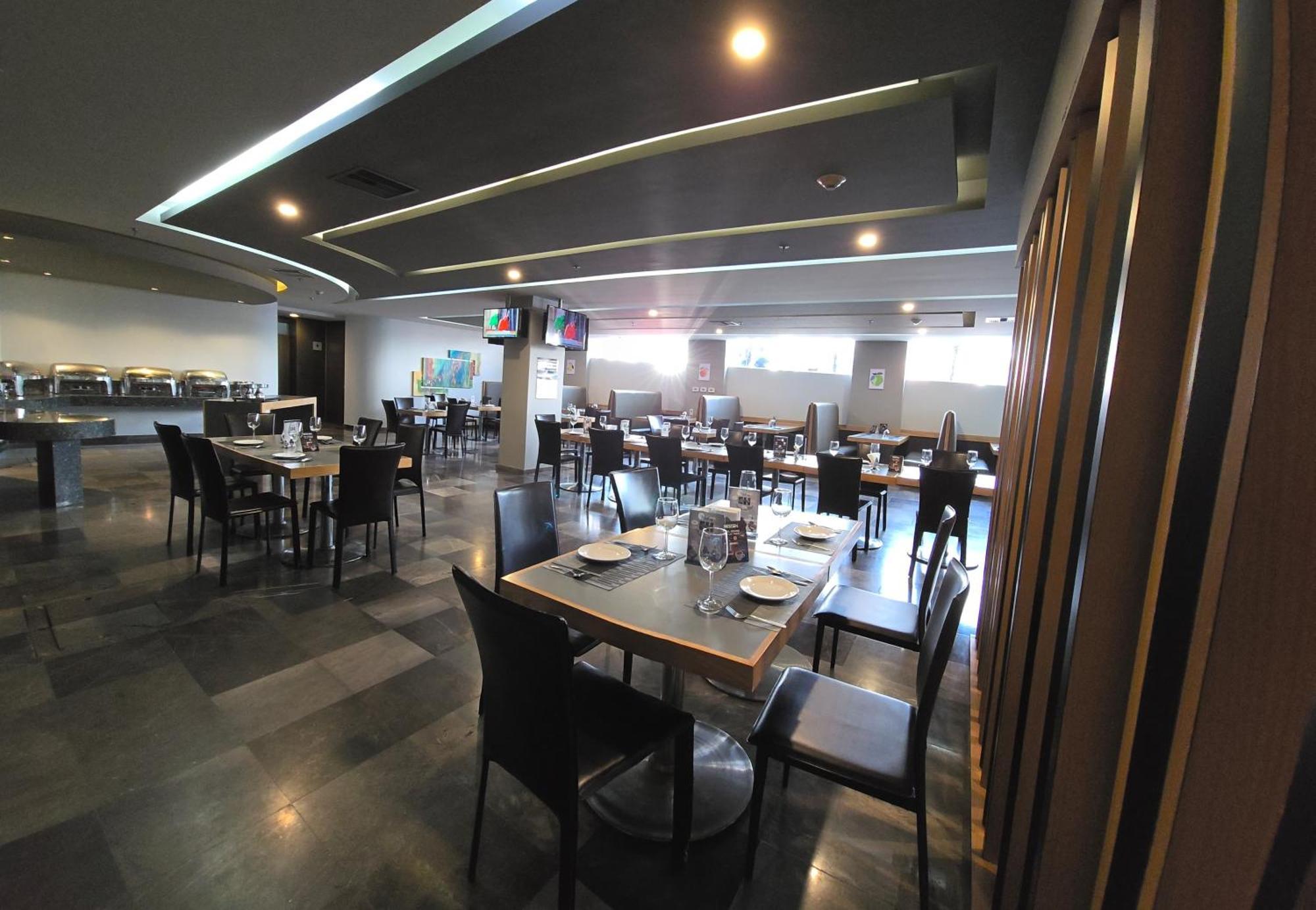 Ramada By Wyndham Santa Fe Hotel 4*