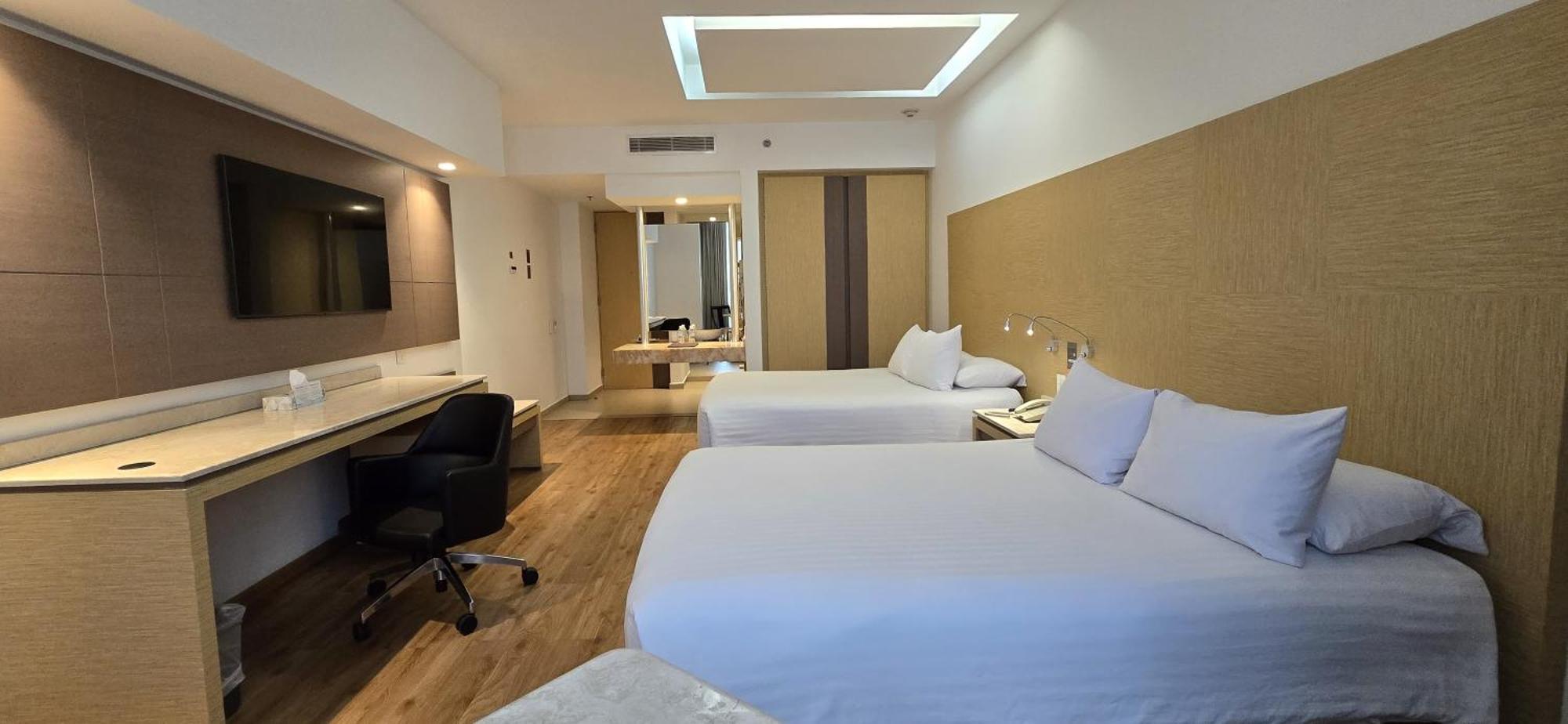 Ramada By Wyndham Santa Fe Hotel 4*