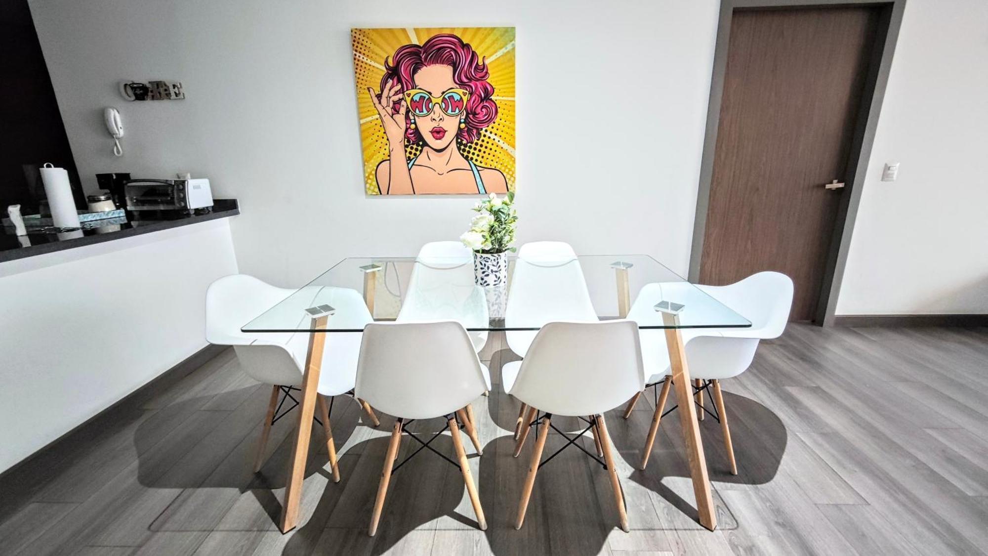 Two Beautiful 1 Bedroom Apts, 2 Floors Hs Wifi! Apartment