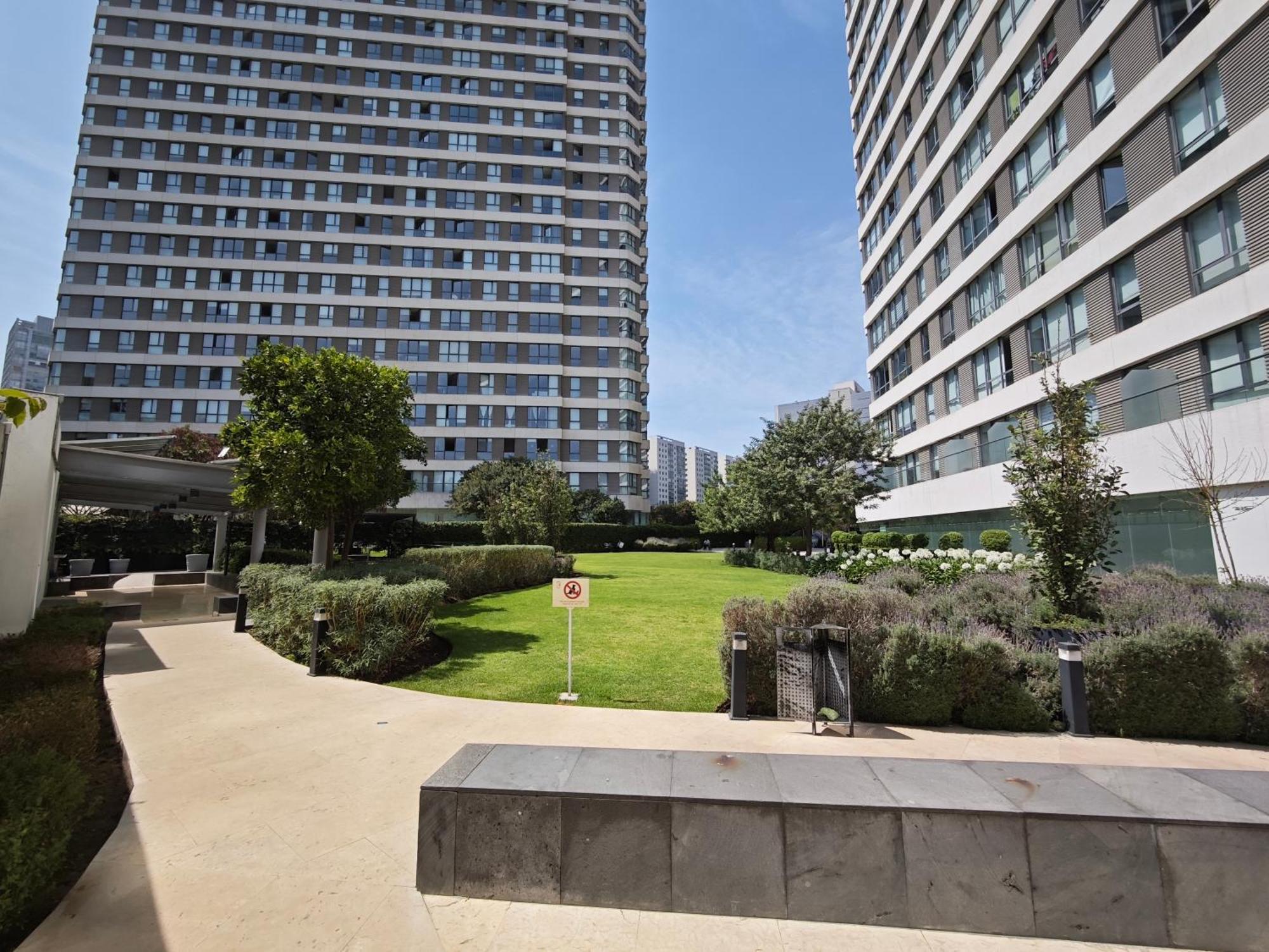 Apartment Two Beautiful 1 Bedroom Apts, 2 Floors Hs Wifi! *