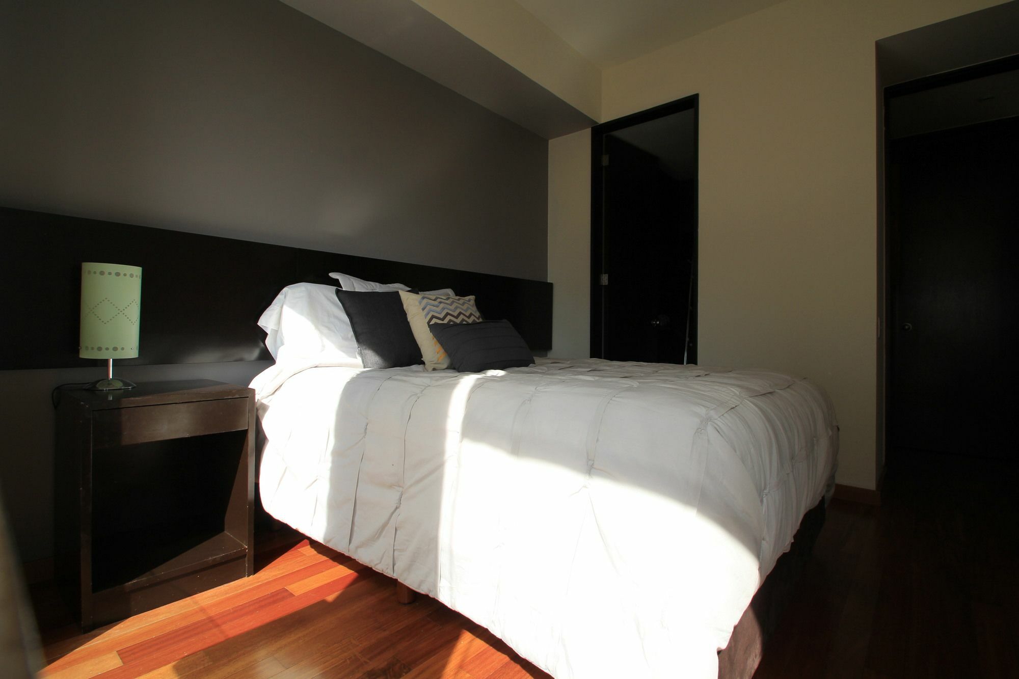Boutique Downtown 7b *
