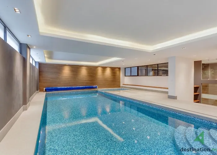 Cozy Apartment With Private Balcony, Pool, And Gym - Kansas 511